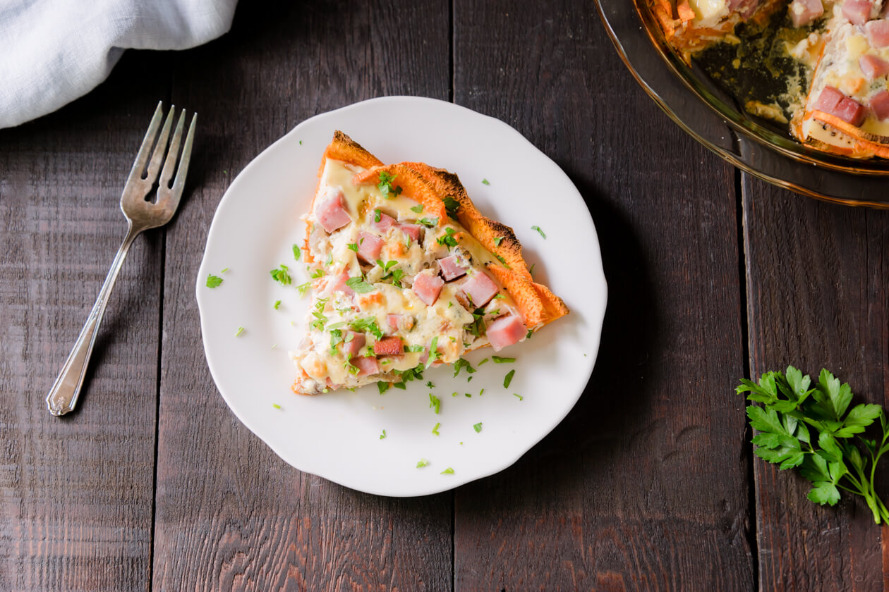 Sharp blue cheese with ham in a sliced sweet potato crust. Ham & blue cheese sweet potato quiche makes an excellent healthy breakfast, brunch, or lunch.